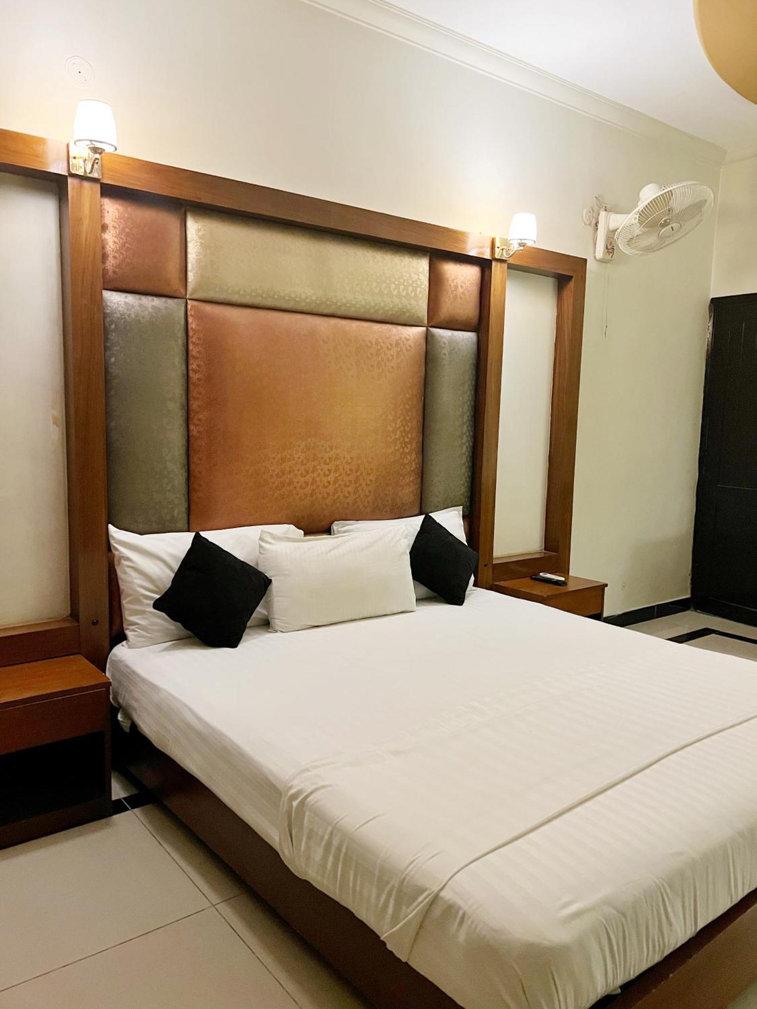 The Grand Hotel Multan Luaran gambar